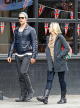 高清图：克里斯-海姆斯沃斯现身伦敦 吐舌表情多