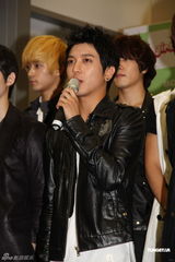 组图：韩国组合2AM、CNBLUE、FTLAND、ZE:A记者会