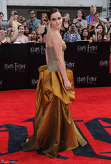 高组图：《哈7下》纽约首映 艾玛低胸礼服亮相