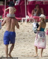 组图：《金刚》女星沃茨海边嬉戏 与老公海中湿吻