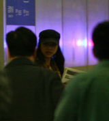 组图：汤唯返京现身机场 风衣仔裤有文青范儿