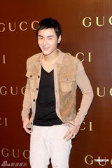 组图：郭富城出席时装展略显臃肿 刘嘉玲穿露背礼裙