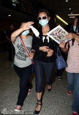 幻灯图集：赵薇产后尚显臃肿 独身飞沪任电影节评委