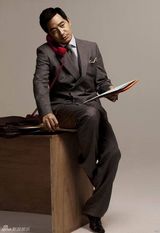 组图：郭晓冬杂志大片造型多变 时尚达人气场十足