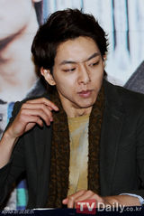 组图：韩团CNBLUE开签名会 郑容和金发引关注