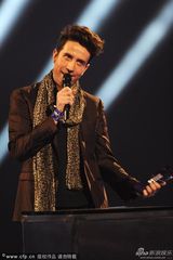 组图：主持格里姆肖为Lorde颁奖 上演同性激吻