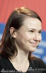 《孤儿》发布会全女子兵阵容 导演马里-库特泽微笑