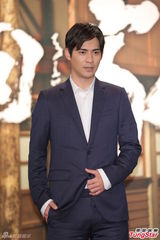 周渝民试片会中分造型文艺儒雅 张钧甯绿裙(图)