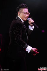 组图：big4开演唱会发红封包 互曝成员糗事