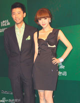 幻灯图：柳岩复古装扮显成熟韵味 倡导环保生活