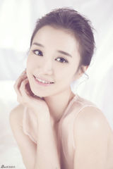 组图：林好写真着裸色连衣裙 肌肤娇嫩晶莹似雪