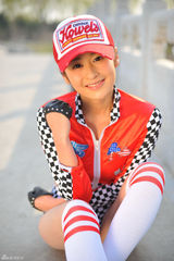 组图：颖儿变身赛车女郎 露蛮腰秀性感 