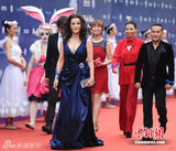 组图：华鼎奖刘晓庆低胸性感 赵本山牵手爱女