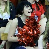 组图：杰克逊女儿变啦啦队员 舞花球高抬腿抢镜