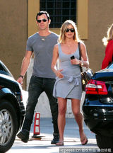 组图：安妮斯顿秀八字奶 携男友游罗马