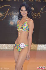 组图：宫雪花火红蕾丝扮Gaga抢镜 为亚姐支招