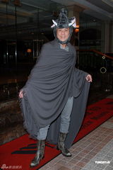 组图：钟镇涛生日携女亮相派对 谭咏麟叶童现身