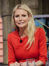 组图：格温妮丝上节目展示厨艺 表情夸张频笑场