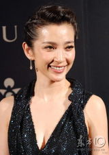 幻灯图集：李冰冰出席晚宴 深V礼服与刘嘉玲斗艳