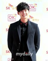 组图：韩星李钟硕出席活动 阳光帅气剪刀手卖萌