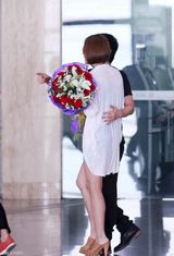 组图：郑钧接机浪漫送玫瑰 刘芸惊喜拥抱