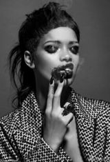 组图：蕾哈娜撅臀风骚遮胸 破洞衫性感露半乳