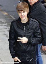 组图：贾斯汀-比博气场强大 对镜头比V字秀好心情