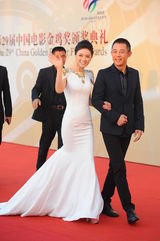 组图：田海蓉携侯勇亮相 紧身白裙秀玲珑身材