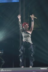 组图：梁静茹红馆开唱骑海豚登场 造型百变