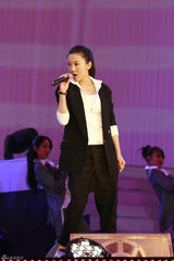 高清图：苗圃放歌环保活动 携手陈道明单车红毯秀