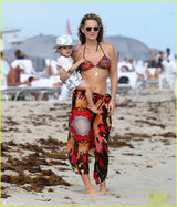 组图：超模西姆斯抱萌娃海边度假 比基尼秀B奶