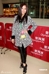 幻灯：椋名凛慈善活动抢镜 与Lisa S亲密笑声震天