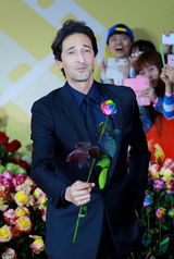 组图：北影节闭幕红毯 章子怡灿笑巩新亮夸张