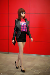 组图：徐子淳春季街拍 红黑色碰撞OL风