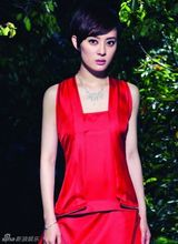 组图：孙俪红衣缤纷贺新年 林间写真登开年封面