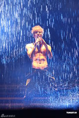 组图：吴克群个唱湿身秀腹肌 和女模互摸掀高潮