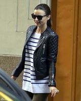 高清组图：米兰达-可儿街拍机车夹克搭配条纹衫