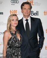 组图：《魔鬼绳结》首映 威瑟斯彭性感露乳沟