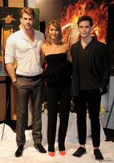 组图：《饥饿游戏：星火燎原》全阵容亮相戛纳