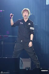 组图：五团轰炸小巨蛋 五月天压轴掀高潮