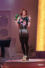 组图：草蜢主持游戏节目 阿Sa(蔡卓妍)蒙嘉慧现场耍宝