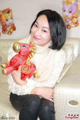 组图：惠英红新春下厨包金钱水饺 称要“封腿”