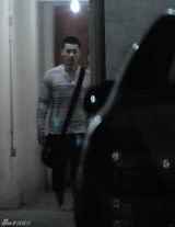 组图：兽兽翟凌携神秘男逛街 心情轻松有说有笑