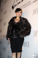 组图：周迅霍思燕出席品牌晚会 毛皮外套驱寒保暖