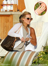 幻灯：传希拉里达芙已与男友订婚 海边度假秀钻戒