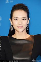 组图：章子怡铆钉高肩皮裙高贵亮相发布会