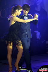 组图：胡夏帅气亮相记者会 现场大跳探戈