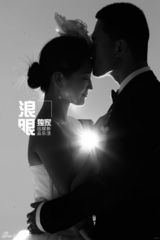 独家：何洁浪漫婚照曝光 深情相拥热吻定情
