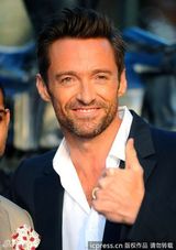 组图：《铁甲钢拳》伦敦首映 休-杰克曼比划拳脚