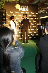 幻灯：王力宏上海出席代言活动 和粉丝分享护肤心得